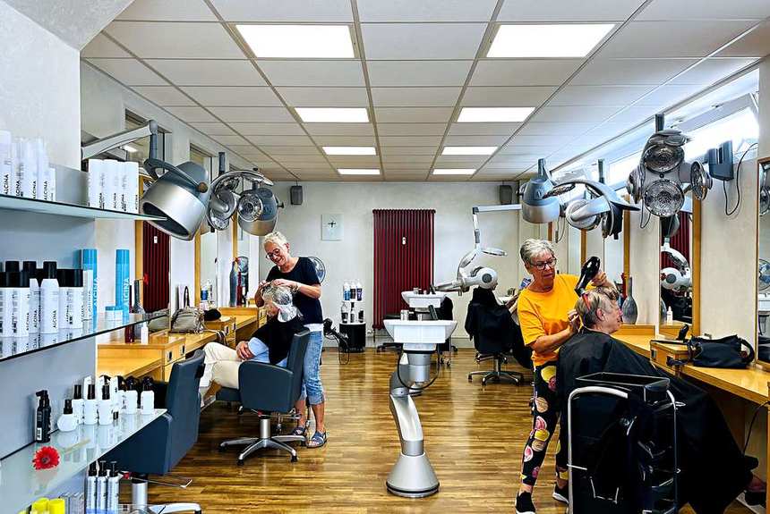 Anke Heine bei der Arbeit im Friseurgeschäft hermann kühl in Lübbecke